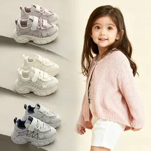 Zapatillas deportivas versátiles para niños en tres colores con vista de estilo de vida
