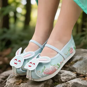 Traditional Chinese girls' Hanfu embroidered shoes with cute rabbit design and pearls