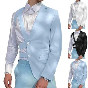 Dettaglio di blazer uomo slim fit con cinturini incrociati e design con ritagli.