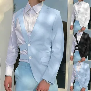 Vista dettagliata della giacca da uomo slim fit con design unico a fasce incrociate