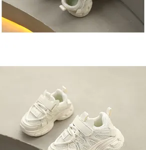 Primer plano de elegantes zapatillas deportivas para niños en crema con malla y velcro