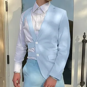 Giacca da uomo slim fit azzurra con esclusivo dettaglio ritagliato a incrocio.