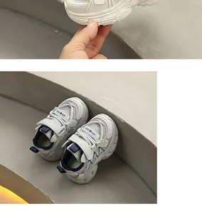 Primer plano de zapatillas de malla para niños con cierre de velcro y detalles en azul
