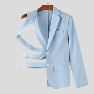 Dettaglio di un blazer celeste da uomo con tagli laterali e cinturini di tendenza