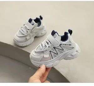 Primer plano de zapatillas de deporte de malla gris y azul para niños con correa de velcro