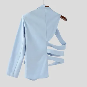 Dettaglio di blazer azzurro da uomo con particolari cinturini laterali tagliati
