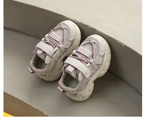Vista detallada de zapatillas para niños en gris y rosa con cierre de velcro y malla