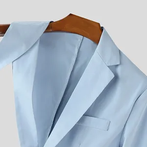 Dettaglio ravvicinato di un moderno blazer azzurro da uomo slim fit con revers