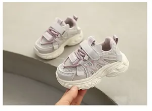 Primer plano de zapatillas infantiles de malla lavanda con cierre de velcro y suela