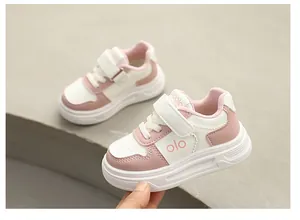 Detaillierte Ansicht der rosa-weißen niedrigen Kindersneaker mit dicker Plateausohle
