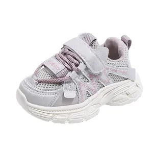 Vista detallada de calzado deportivo para niños en violeta y gris con malla y velcro.