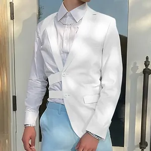 Primo piano della giacca da uomo bianca slim-fit con esclusivo design a cinghie incrociate.