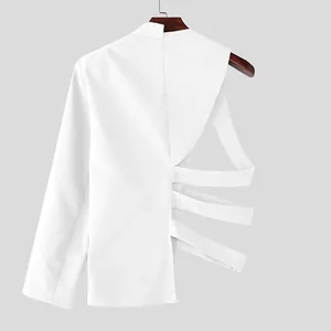Vista posteriore dettagliata di un blazer asimmetrico bianco da uomo con intagli