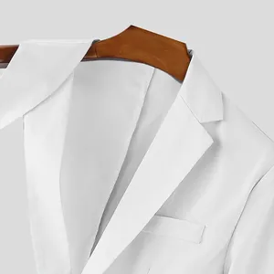 Primo piano del bavero e della spalla di un blazer da uomo bianco alla moda