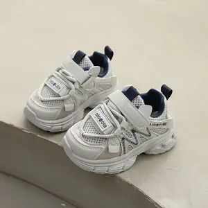 Zapatillas deportivas para niños en beige y azul marino para senderismo al aire libre