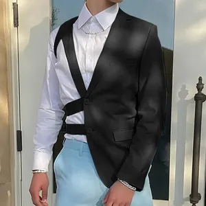 Dettaglio di moderno blazer asimmetrico da uomo con elegante design a cinghie incrociate.