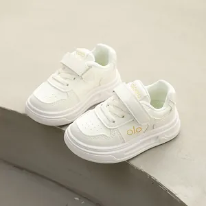 Klassische weiße Plateau-Sneaker für Kinder mit praktischem Klettverschluss-Riemen