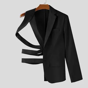 Dettaglio blazer nero da uomo con esclusivo design asimmetrico a fasce incrociate