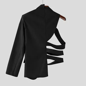 Dettaglio di un blazer nero da uomo con un design unico con cinturini traforati