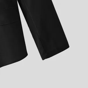 Dettaglio ravvicinato della manica e della tasca di un blazer nero da uomo
