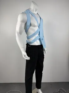 Gilet alla moda blu per uomo con cinturini incrociati traforati su manichino