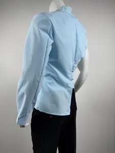 Dettaglio del blazer azzurro con esclusivo ritaglio laterale e design incrociato