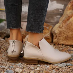 Vue latérale de bottines beiges à bout pointu avec zip arrière et petit talon bloc
