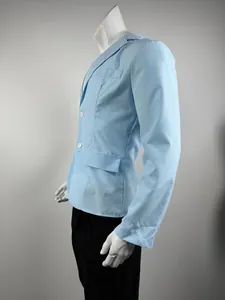 Profilo laterale di un blazer da uomo azzurro slim-fit su un manichino di bianco