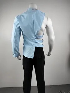 Vista posteriore di un blazer da uomo celeste con ritagli e dettagli a cinturino.