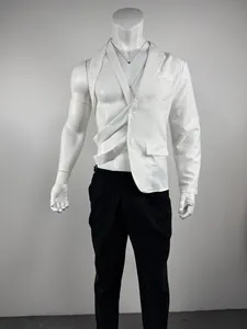 Giacca da uomo bianca d'avanguardia con un esclusivo design traforato a croce.