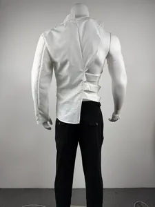 Vista posteriore dettagliata di un blazer bianco asimmetrico da uomo con cinturini incrociati
