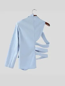 Blazer asimmetrico da uomo azzurro con dettagli cut-out e cinturini laterali chic