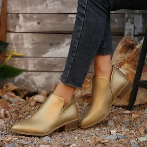 Vue latérale de bottines dorées à bout pointu avec petit talon carré et zip à l'arrière