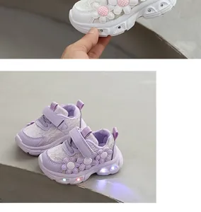 Gros plan détaillé des baskets LED violettes pour filles avec des accents floraux