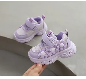 Vue détaillée des chaussures violettes pour fillettes avec fleurs mignonnes et semelles lumineuses