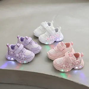 Baskets Chunky à la Mode pour Filles Lumineuses LED Décor de Fleurs Maille Respirante Chaussures de Course Enfants Semelle Souple