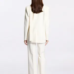 Rückansicht eines eleganten, minimalistischen, hochwertigen weißen Damen-Hosenanzugs