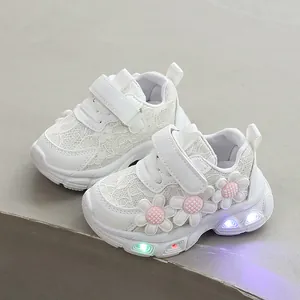 Baskets blanches à la mode pour fillettes avec fleurs mignonnes et semelles LED lumineuses