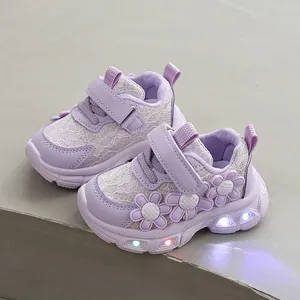 Baskets LED violettes tendance pour filles avec détails en dentelle fleurie et semelle souple