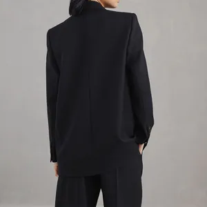 Professionelle Rückansicht eines hochwertigen schwarzen Damen-Blazers in einem Studio