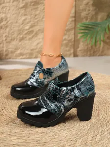 Detalle de elegantes zapatos de tacón grueso con hebilla, patrón de piel de serpiente