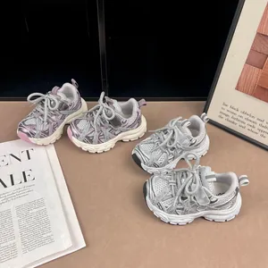 Αναπνεύσιμα sneakers από δίχτυ για κορίτσια σε ροζ/ασημί με μαλακή σόλα και μοντέρνο σχέδιο.