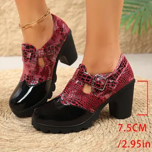 Elegantes zapatos de tacón ancho bicolor con textura de serpiente y hebilla ajustable