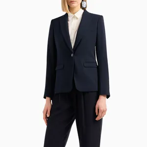Boutons en résine japonais haut de gamme sur un blazer professionnel bleu marine élégant