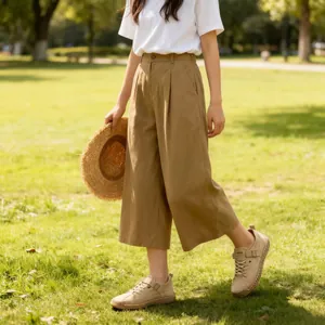 Outdoor-Lifestyle-Foto von braunen Freizeit-Nähschuhen mit Klettverschluss