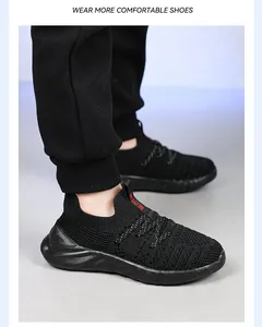 Seitenansicht von atmungsaktiven schwarzen Fly-Knit-Sneakern für Kinder am Fuß