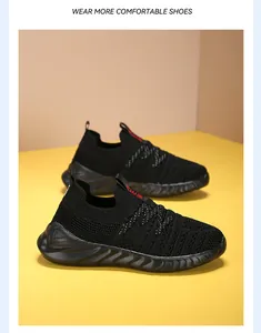 Bequeme schwarze Fly-Knit-Kindersneaker mit atmungsaktivem Mesh-Slip-On-Design.