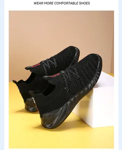 Nahaufnahme von schwarzen, atmungsaktiven Flying-Knit-Sneakern für Kinder mit Textur