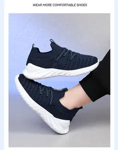 Nahaufnahme von dunkelblauen, atmungsaktiven Fly-Knit-Sneakern für Kinder mit weißer Sohle