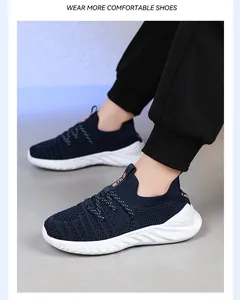 Detailansicht von atmungsaktiven dunkelblauen Mesh-Slipper-Sportschuhen für aktive Kinder.